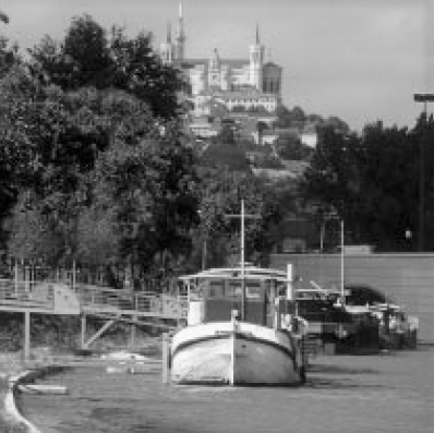 Photographie d'un bateau navigant sur le Rhône